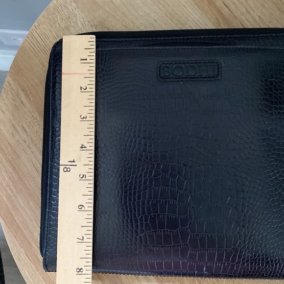 Bodhi Croc Tablet Carrying Case - Picture 9 of 14